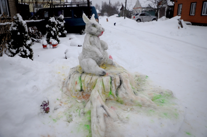Снежные скульптуры украсили улицу на окраине Клинцов