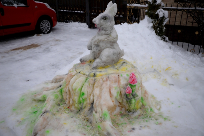 Снежные скульптуры украсили улицу на окраине Клинцов