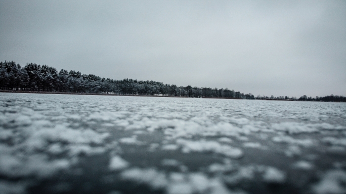Местные жители проверили толщину льда на озере Заломенье