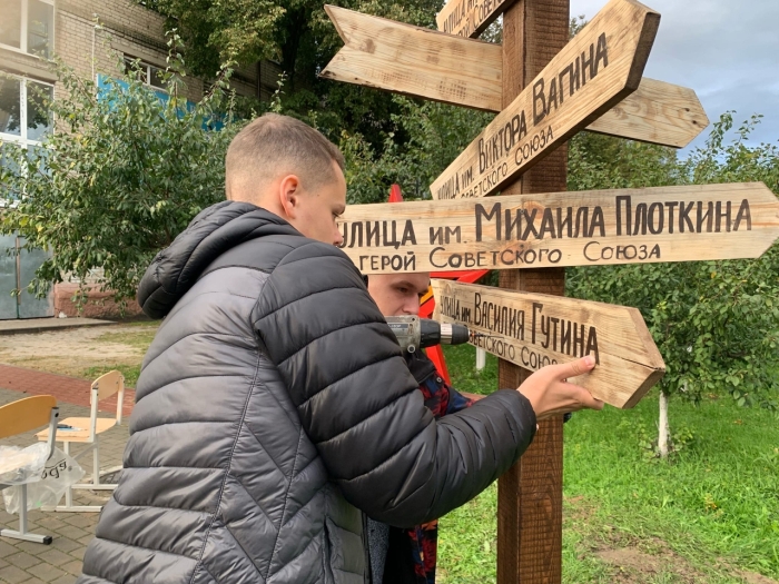 В Клинцах на территории средней школы №3 установлен памятный знак «Направление - Подвиг!